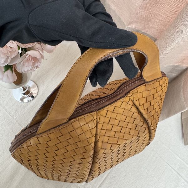 BV經典棕色小羊皮編織包 