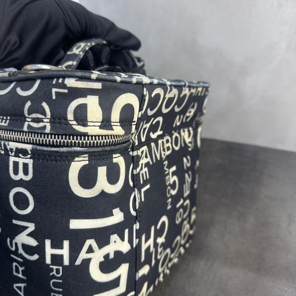 CHANEL 黑白字母塗鴉帆布肩背手提化妝箱* 