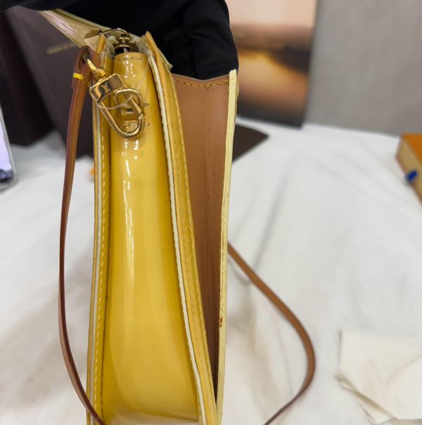 Louis Vuitton 檸檬黃漆皮相機包 