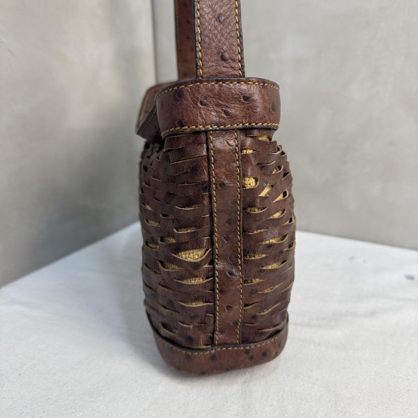 Fendi 復古鴕鳥皮編織斜背包 