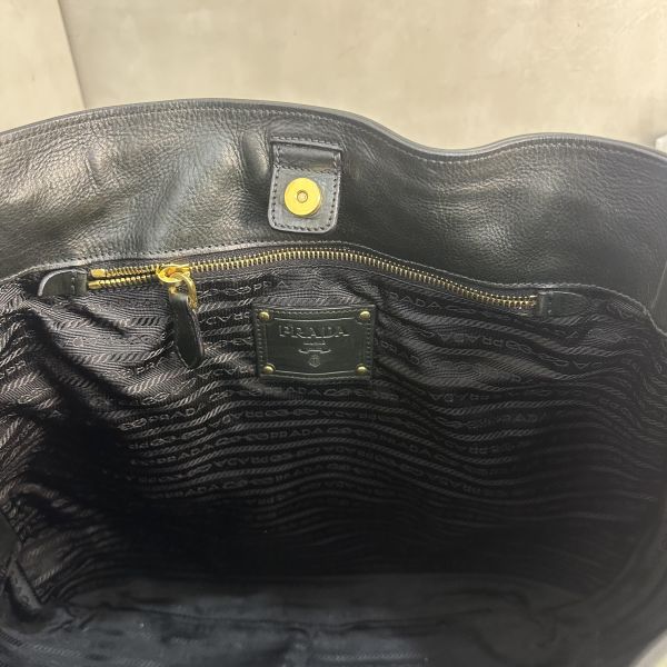 Prada  Vitello Daino Hobo 黑色手提包 