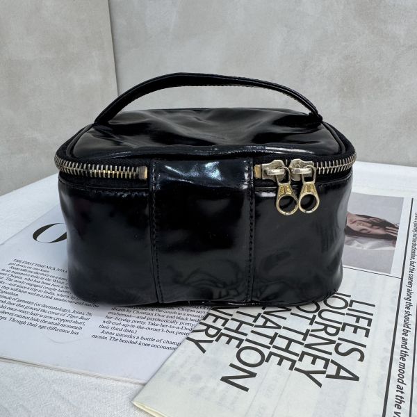 Chanel 漆皮化妝包 