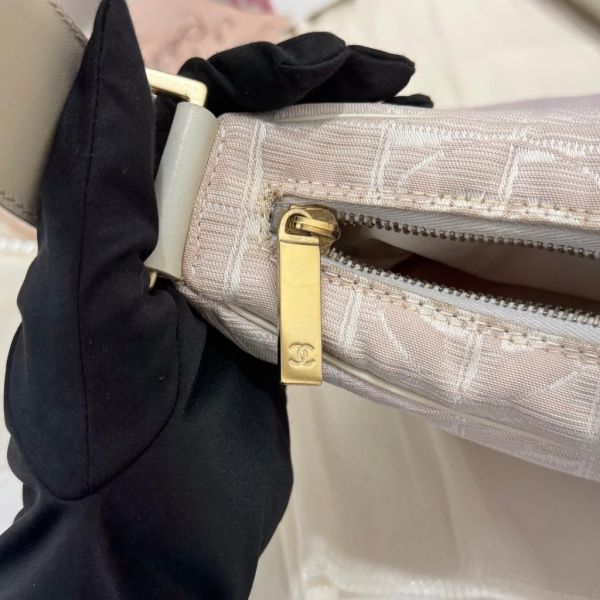 Chanel 粉色冰格腋下包 