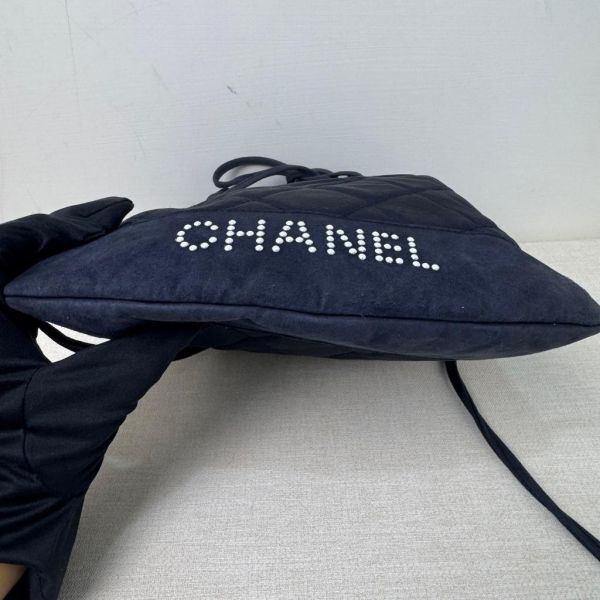 Chanel 菱格緞面珍珠logo後背包 
