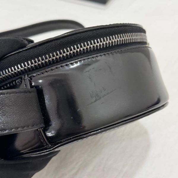 Chanel 漆皮小圓包 