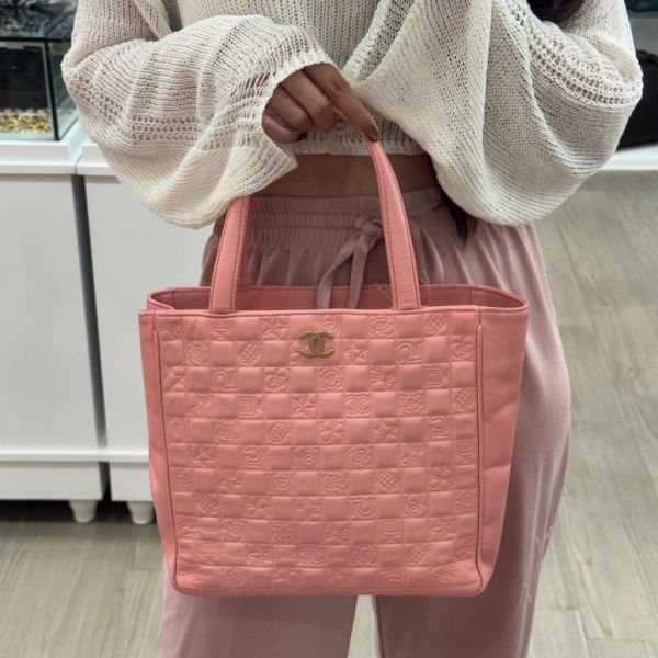 Chanel 浮雕粉色托特包 