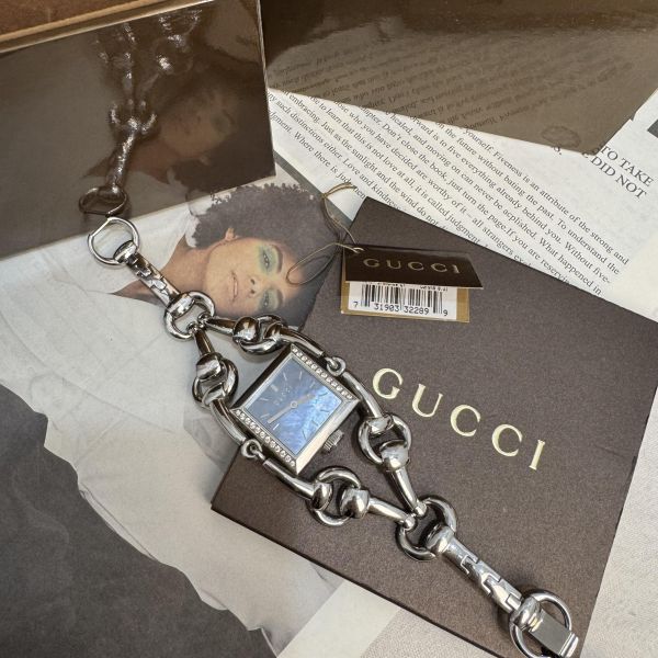Gucci 馬銜扣鏈條貝母方盤手錶 