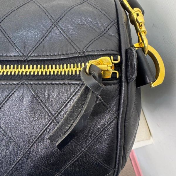 Chanel 菱格紋黑金旅行袋 