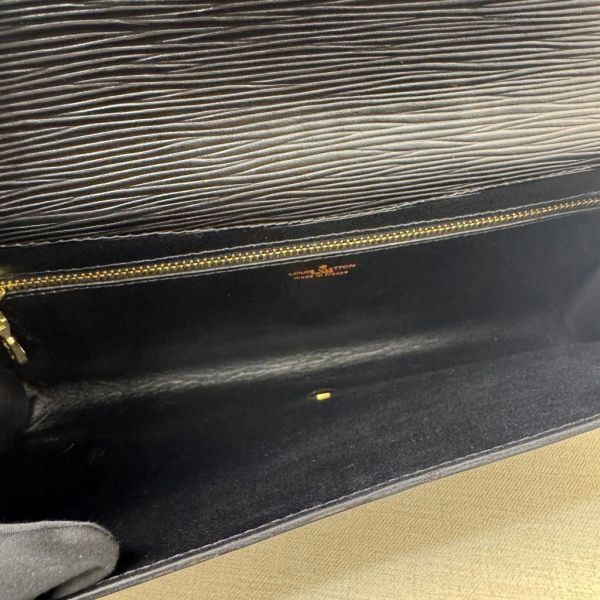 LV EPI水波紋黑色信封手拿包 