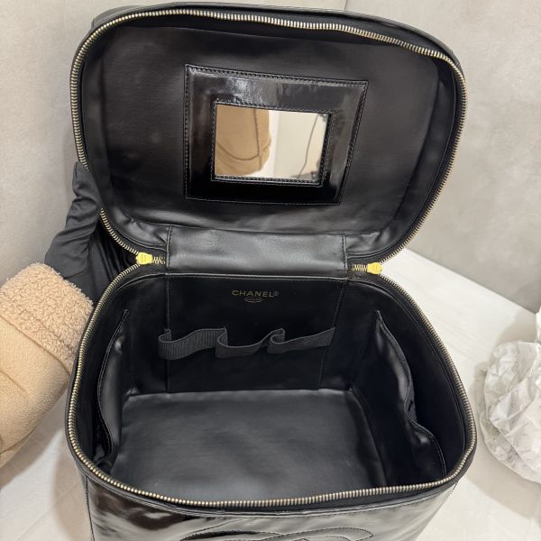 Chanel 大款漆皮手提化妝包 