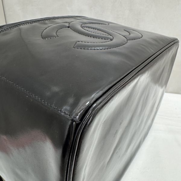 Chanel 大款漆皮手提化妝包 