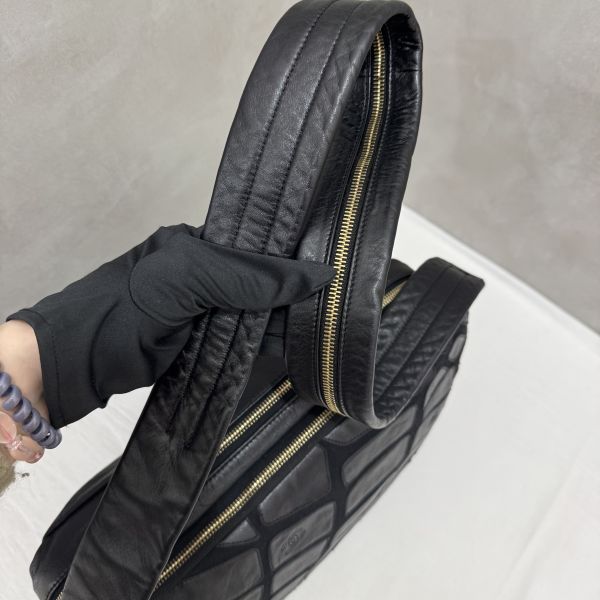 Chanel 絨毛皮革拼色相機包 