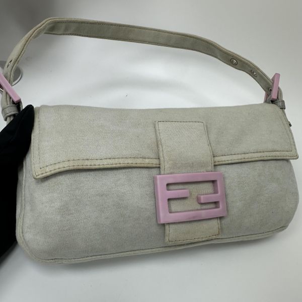 Fendi Baguette 淡灰色布面肩背包 