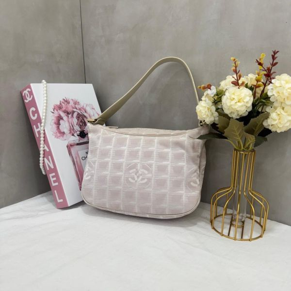 Chanel 粉色冰格腋下包 