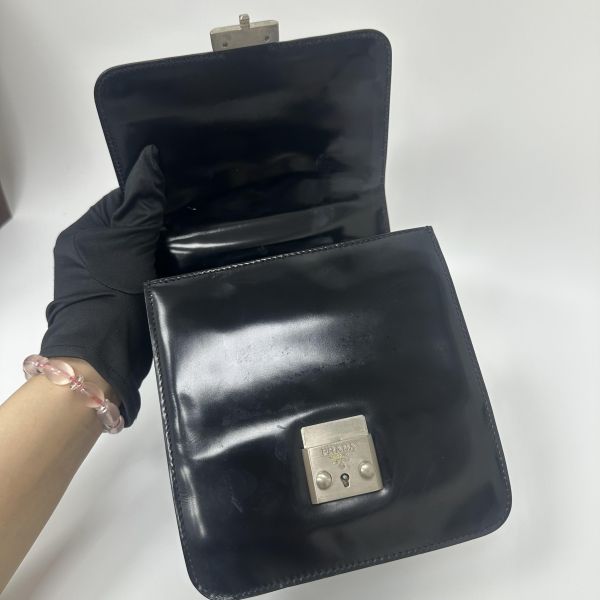 PRADA 黑色皮革手提包 