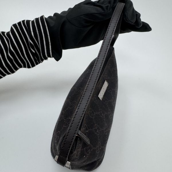 Gucci 黑色老花腋下包 