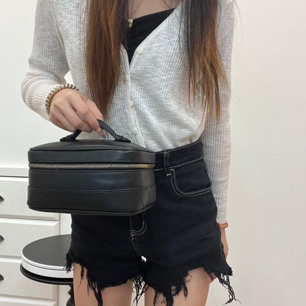 Chanel 雙色皮革化妝包 