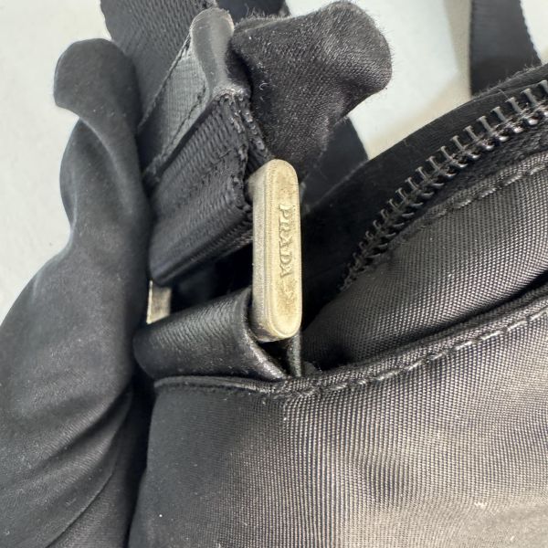 PRADA 經典黑色尼龍斜背包 