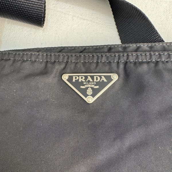 Prada 黑色尼龍斜背包 