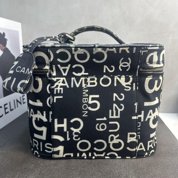 CHANEL 黑白字母塗鴉帆布肩背手提化妝箱* 