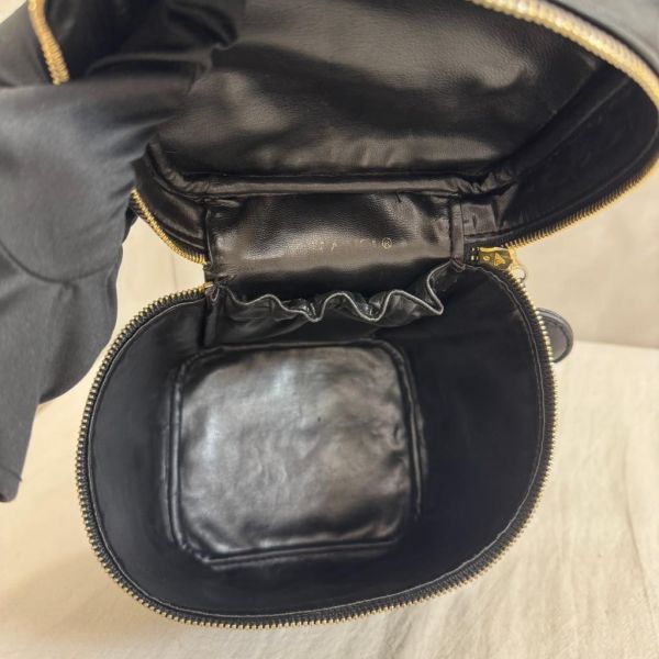 Chanel 小羊皮手提化妝包 