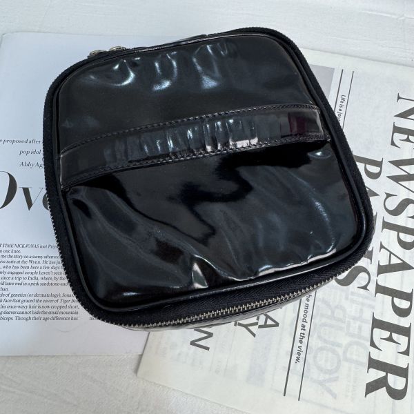 Chanel 漆皮化妝包 