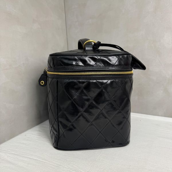 Chanel 菱格漆皮化妝包 