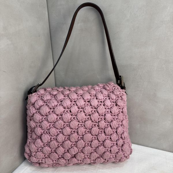 Fendi 粉色勾織 Baguette 肩背包 