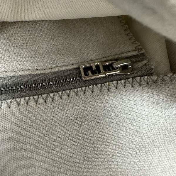 Fendi Baguette 淡灰色布面肩背包 