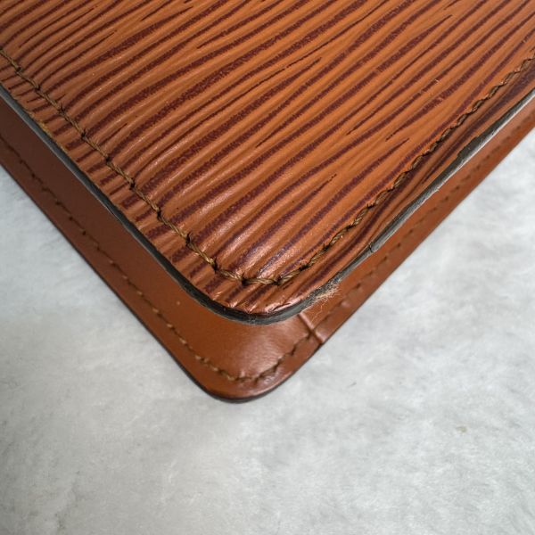 Louis Vuitton 經典皮革手拿包 