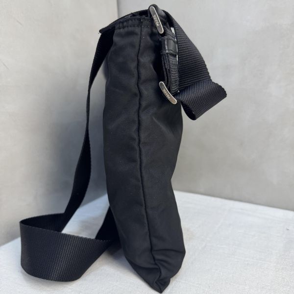 Prada 黑色尼龍斜背包 