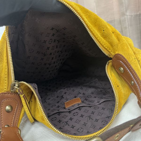 LV 麂皮鏤空腋下包 