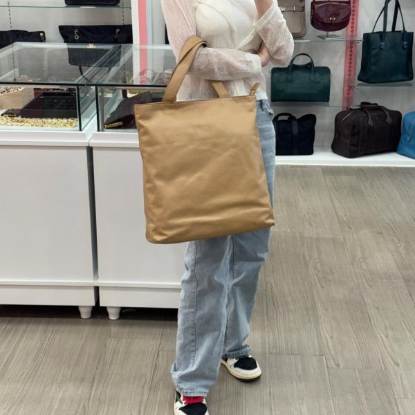 Chanel 浮雕全皮肩背包 