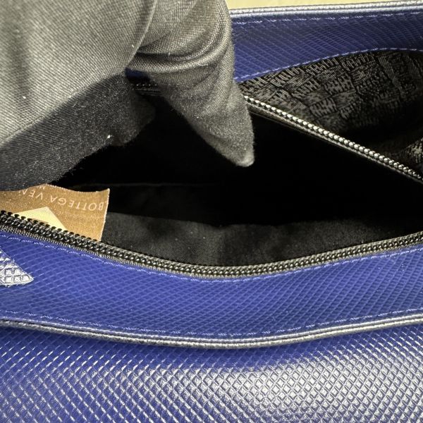 Bottega Veneta 藍黑雙色復古手提包 