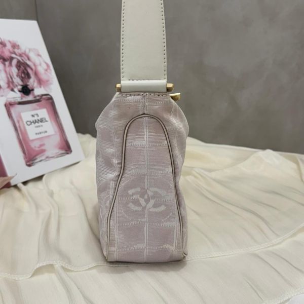 Chanel 粉色冰格腋下包 