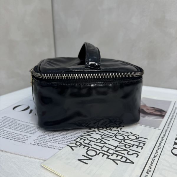 Chanel 漆皮化妝包 