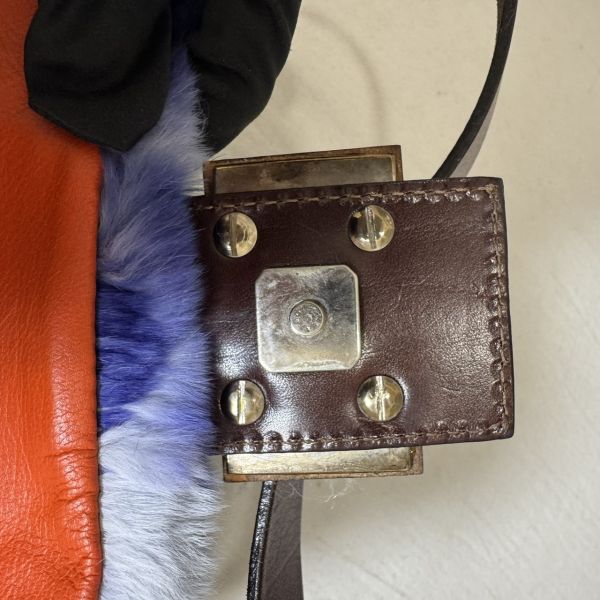 FENDI 稀有瀨兔毛琺瑯扣法棍包 