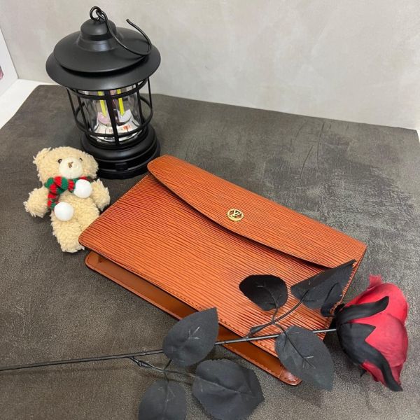 Louis Vuitton 經典皮革手拿包 