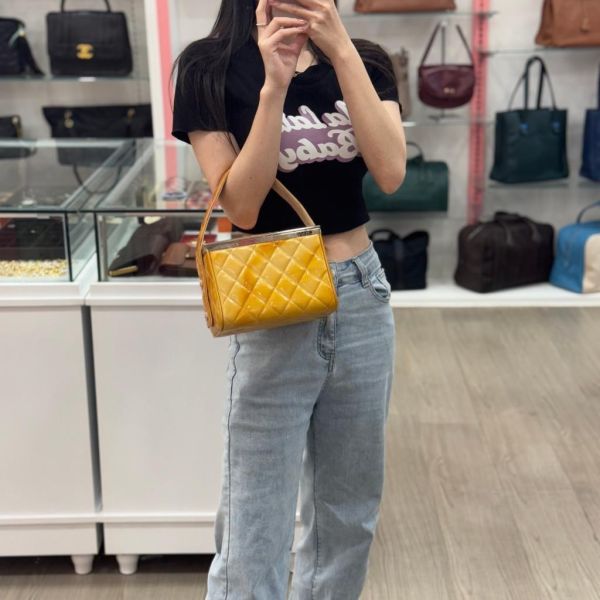 CHANEL 黃色漆皮方盒子 