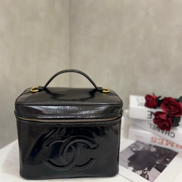 Chanel 大款漆皮手提化妝包 
