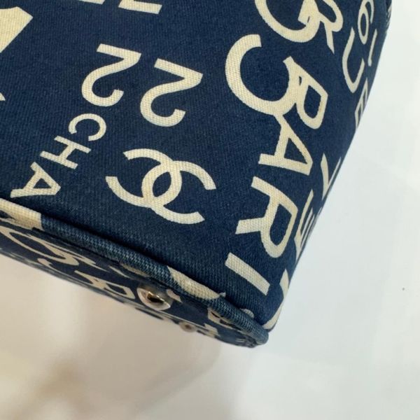 CHANEL 帆布字母塗鴉化妝箱包 