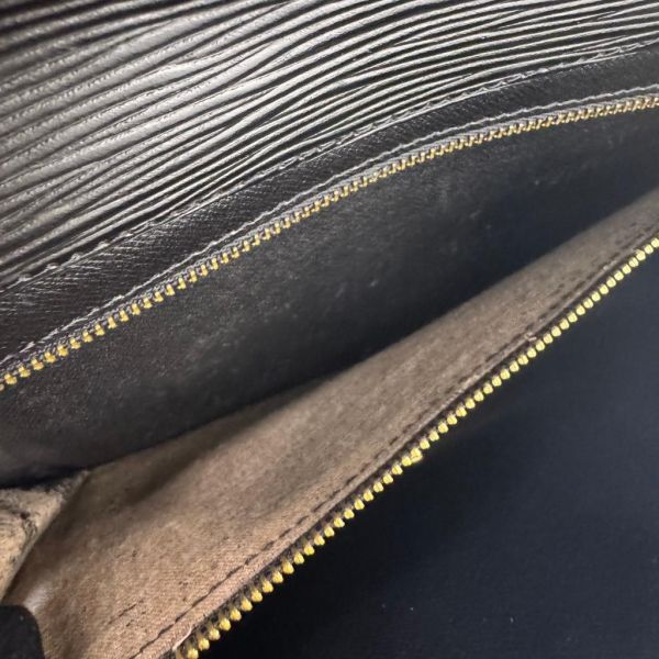 LV EPI水波紋黑色信封手拿包 