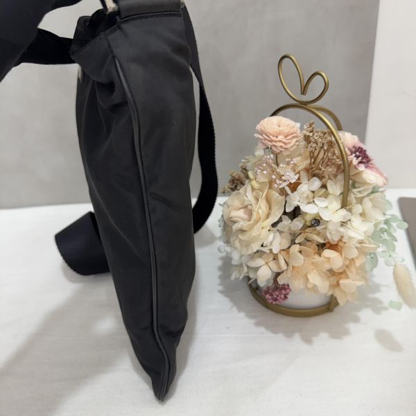 PRADA 經典黑色尼龍斜背包 
