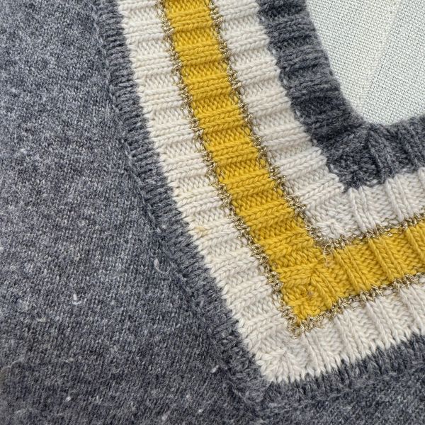 Burberry 學院風V領針織衫 