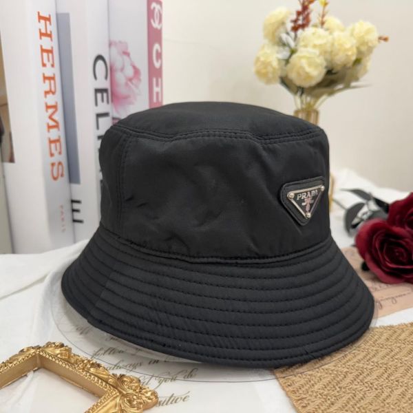 PRADA 經典三角鐵牌漁夫帽 