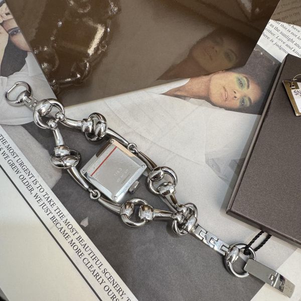 Gucci 馬銜扣鏈條貝母方盤手錶 