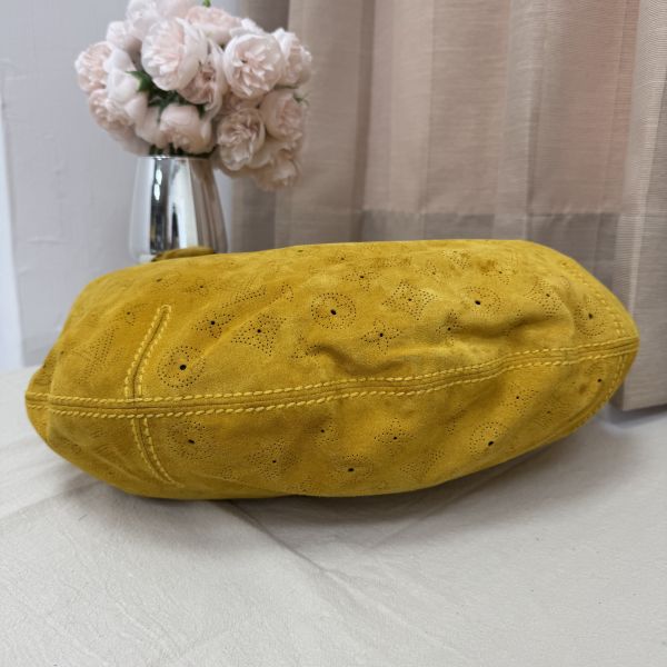 LV 麂皮鏤空腋下包 