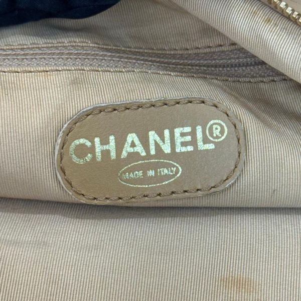 Chanel 浮雕全皮肩背包 