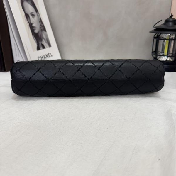 Chanel 黑色小羊皮菱格手拿包 