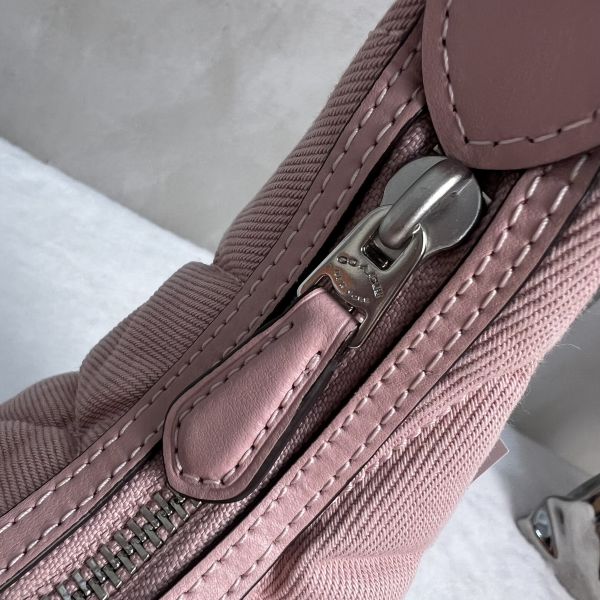 COACH 牛仔斜背兩用彎月包 